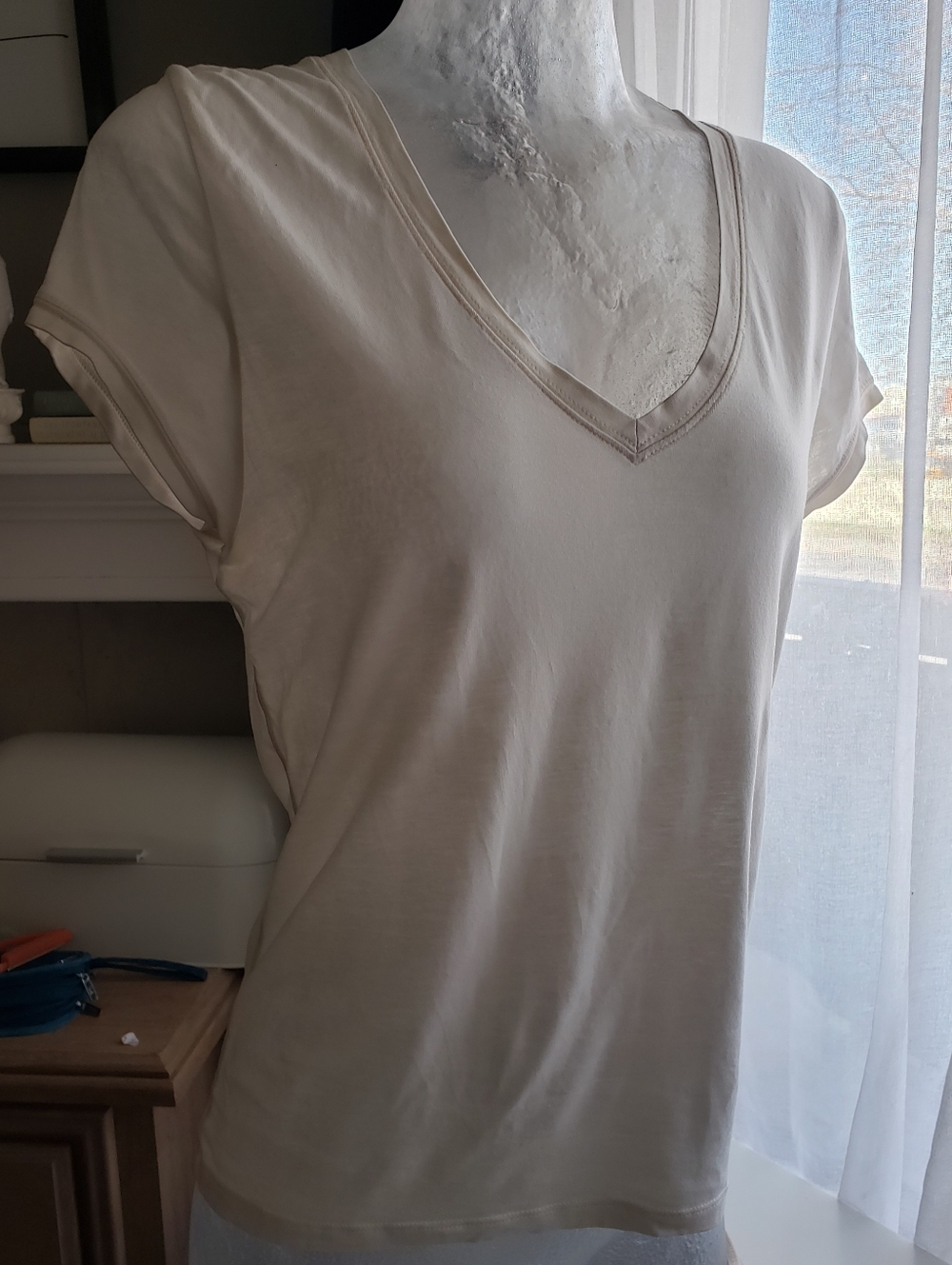 Holt Renfrew Classic V-Neck Short Sleeve Top in Cream